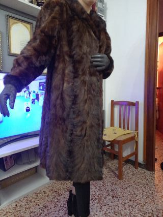 Abrigo de piel marrón y negro