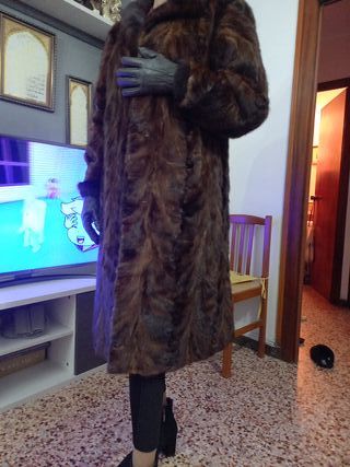 Abrigo de piel marrón y negro