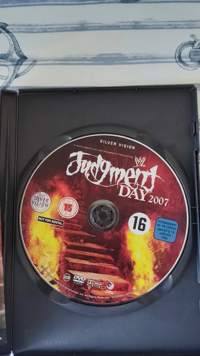 DVD WWE SummerSlam y Judgment Day + Llaveros