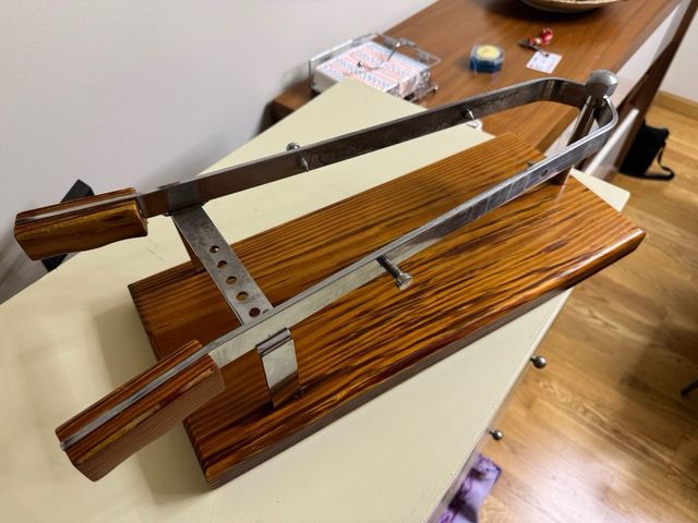 Jamonero de madera y metal