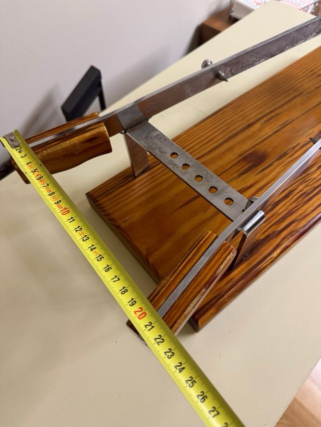 Jamonero de madera y metal