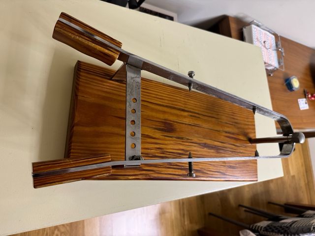 Jamonero de madera y metal
