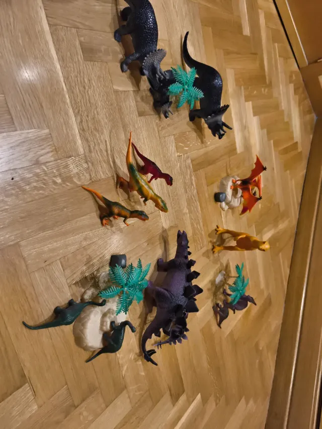 Figure di dinosauri giocattolo