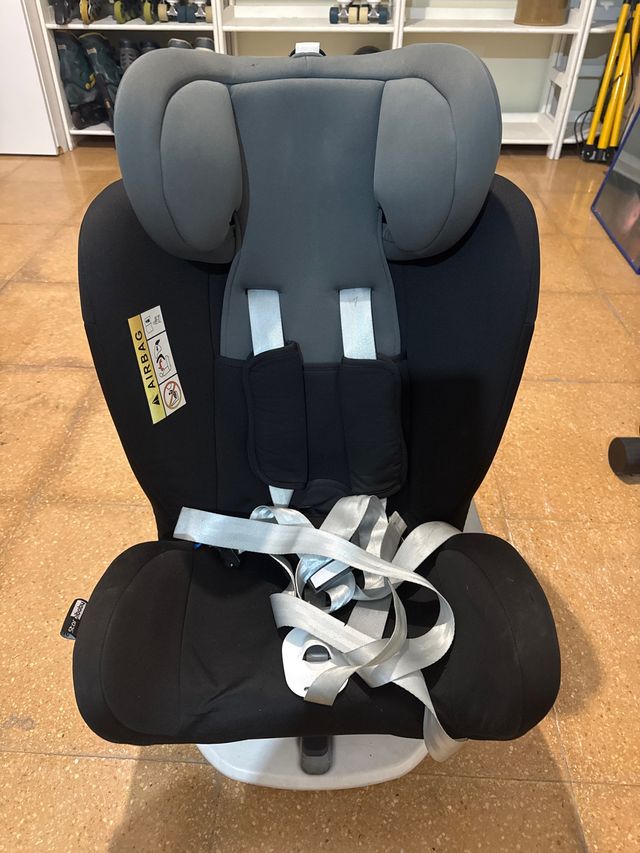 Silla de coche negra con arnés. Marca Star ibaby.