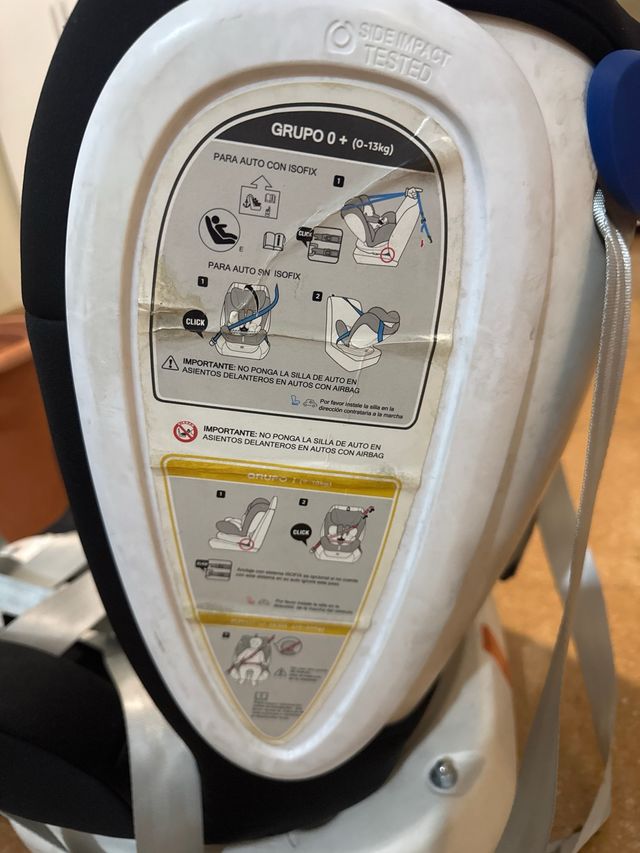 Silla de coche negra con arnés. Marca Star ibaby.