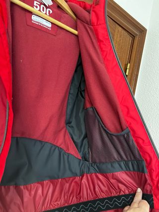 Chaqueta roja con capucha para niño