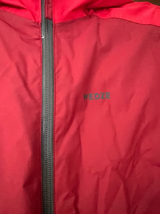 Chaqueta roja con capucha para niño