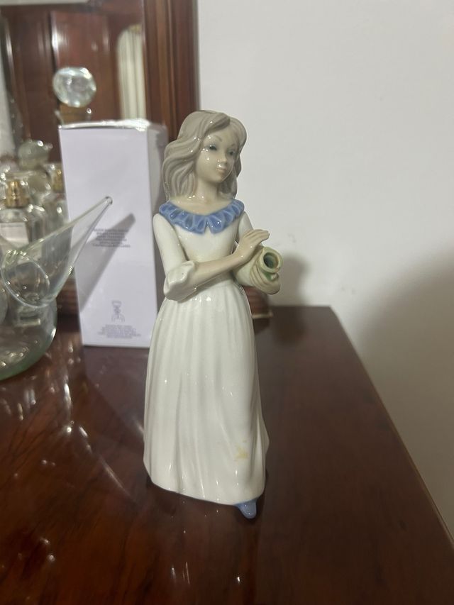 Figura porcelana mujer con lechera