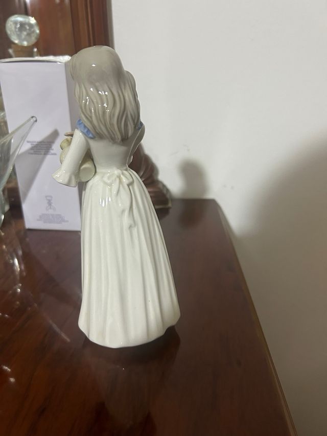 Figura porcelana mujer con lechera