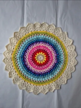 Centrino mandala in cotone fatto all'uncinetto