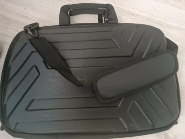 A estrenar!Paletero Bullpadel Negro