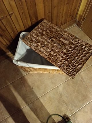 Baúl de mimbre con asas