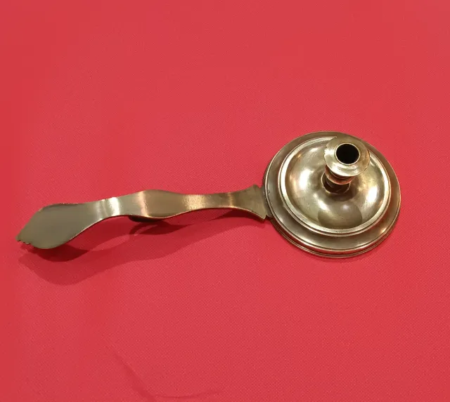 Portavelas antiguo de metal dorado