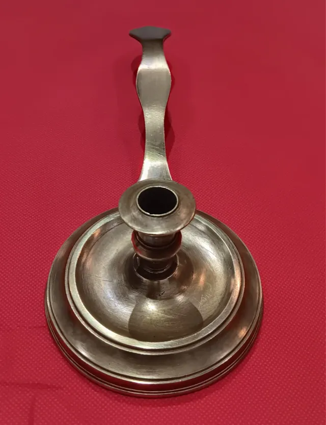 Portavelas antiguo de metal dorado