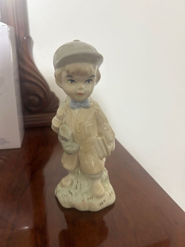 Figura niño porcelana con libro