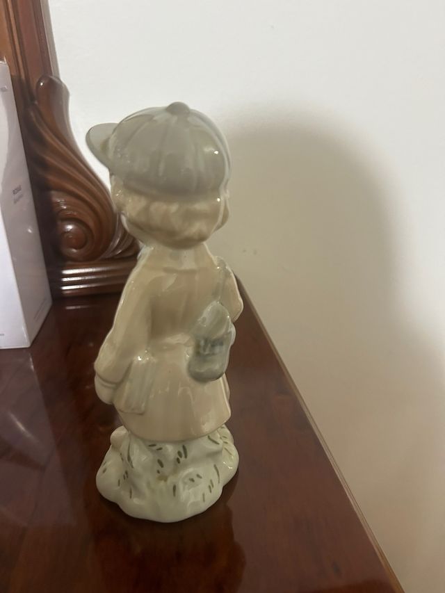 Figura niño porcelana con libro