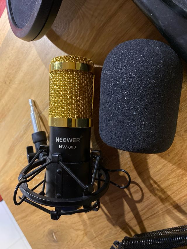 Micrófono, Soporte y Behringer