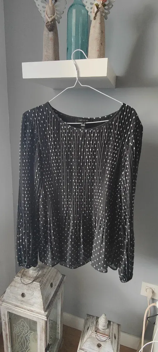 Blusa elegante negra con detalles blancos