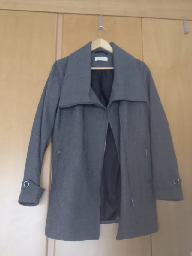 Abrigo corto gris con cremallera