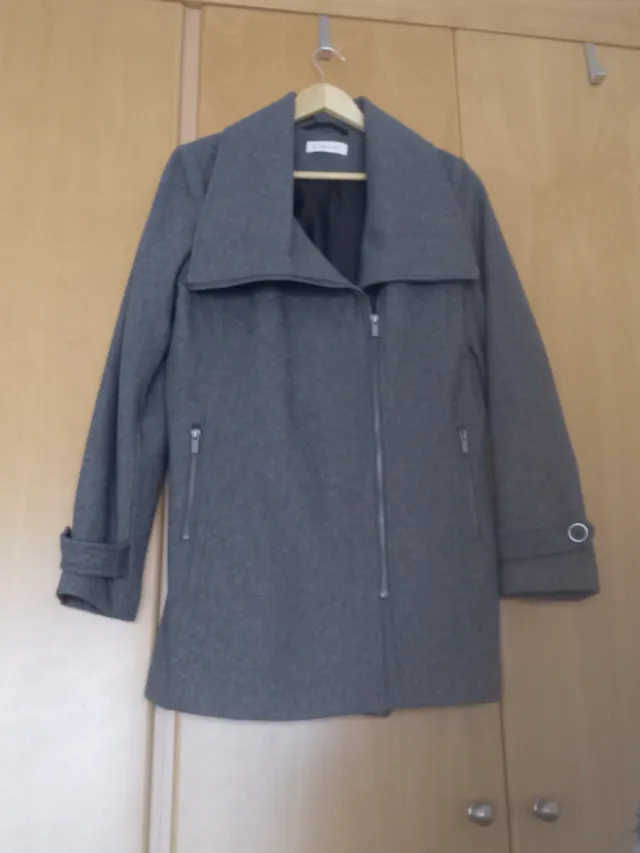 Abrigo corto gris con cremallera