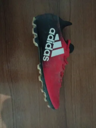 Botas de fútbol Adidas rojas y negras