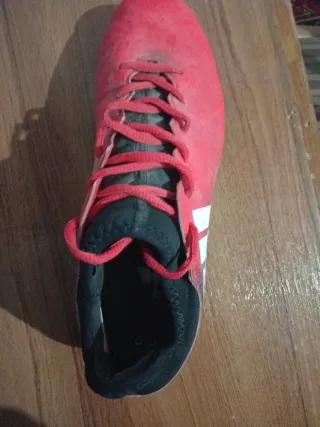 Botas de fútbol Adidas rojas y negras