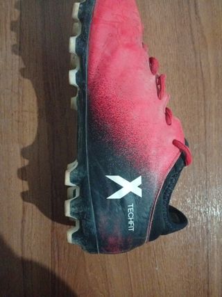 Botas de fútbol Adidas rojas y negras