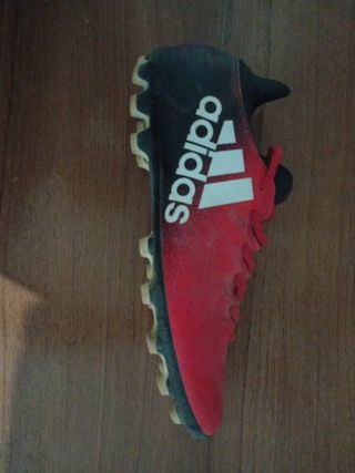 Botas de fútbol Adidas rojas y negras