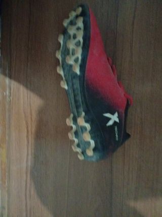 Botas de fútbol Adidas rojas y negras