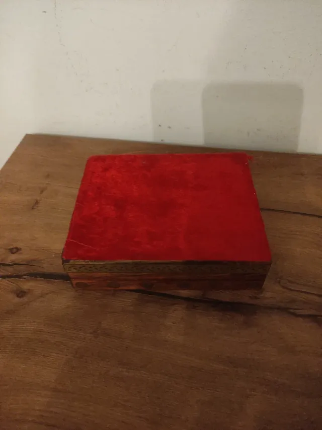 Portagioie in legno e metallo con cammello