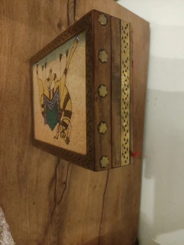 Portagioie in legno e metallo con cammello