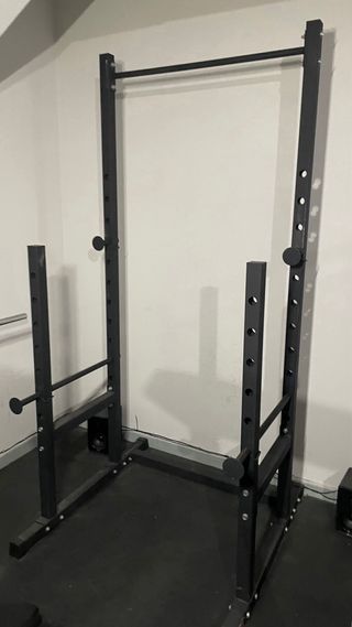 Soporte para barra de pesas con barra de dominadas