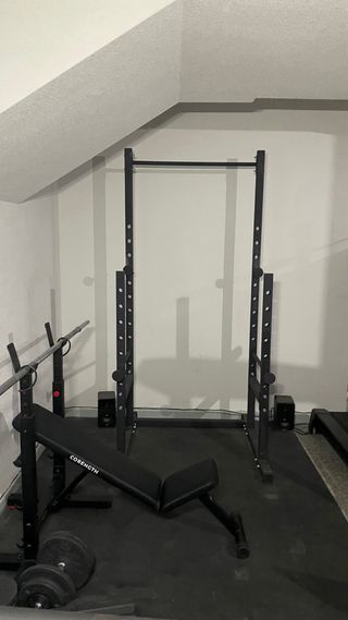 Soporte para barra de pesas con barra de dominadas