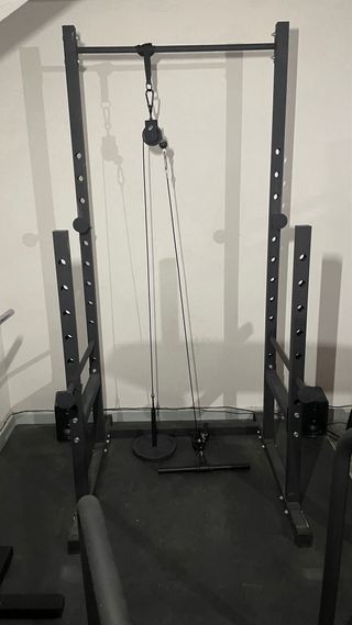 Soporte para barra de pesas con barra de dominadas