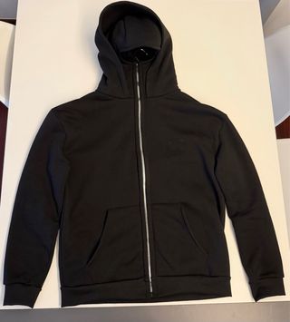 Sudadera con capucha y máscara incorporada