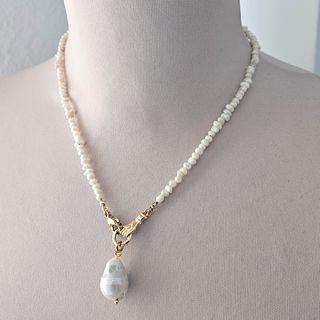 Collar de Mini Perlas Naturales y Colgante Mano