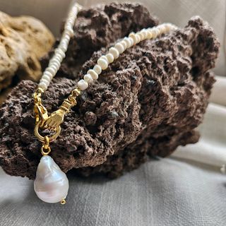 Collar de Mini Perlas Naturales y Colgante Mano