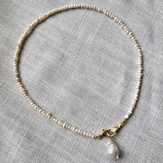 Collar de Mini Perlas Naturales y Colgante Mano