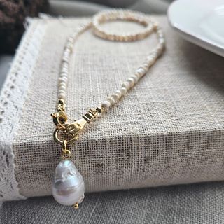 Collar de Mini Perlas Naturales y Colgante Mano