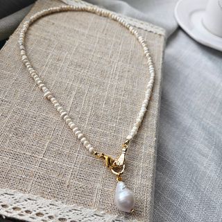 Collar de Mini Perlas Naturales y Colgante Mano