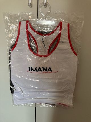 Lote 3 tops deportivos rojo, negro y blanco