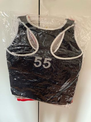 Lote 3 tops deportivos rojo, negro y blanco