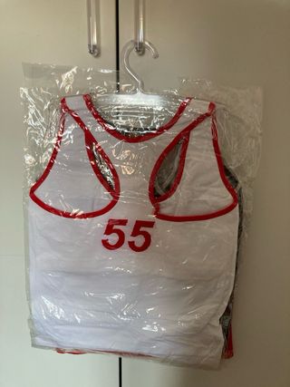 Lote 3 tops deportivos rojo, negro y blanco