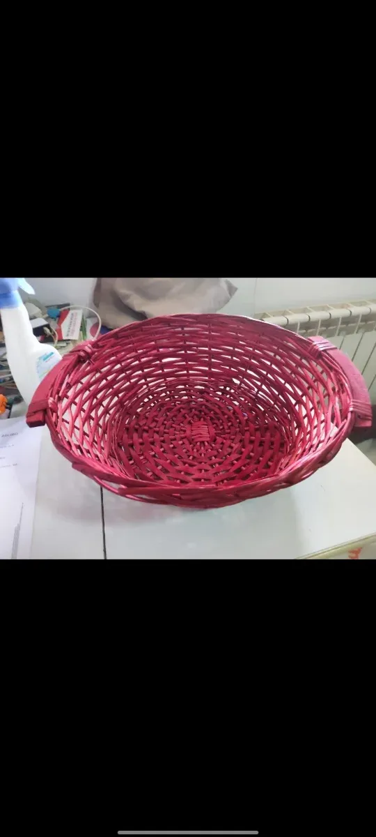 Cestillo de mimbre rojo