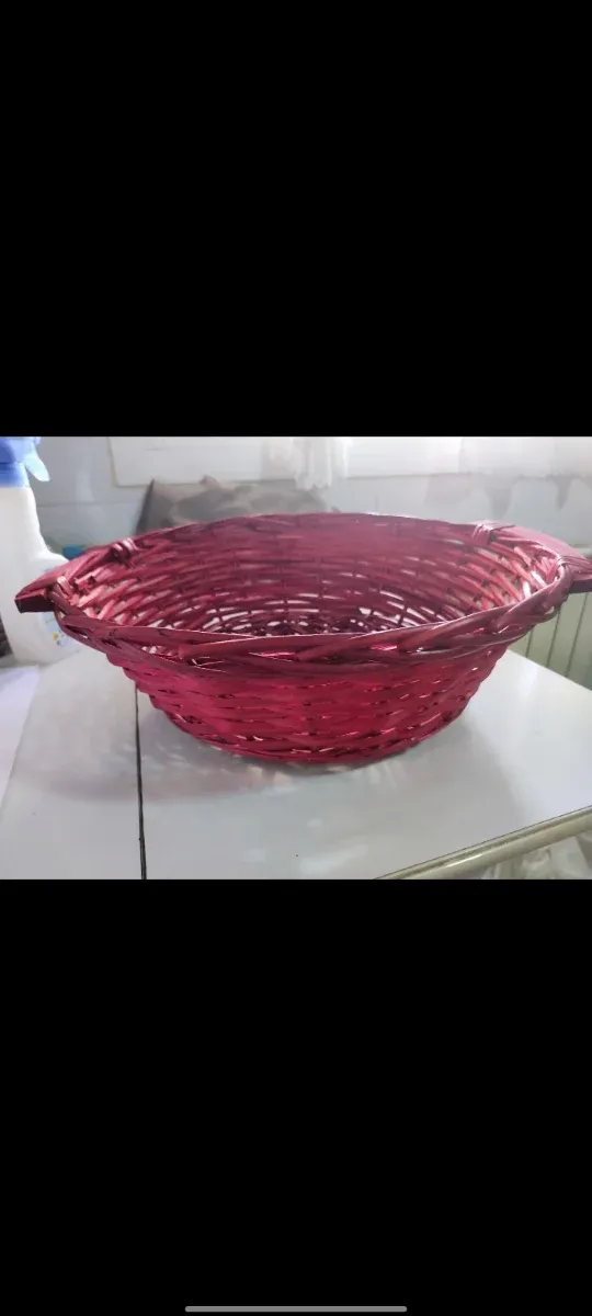 Cestillo de mimbre rojo