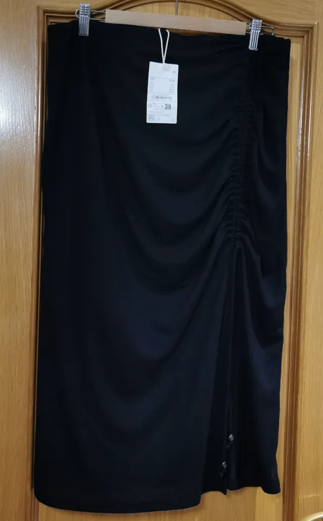 Falda negra XL con fruncido y botones