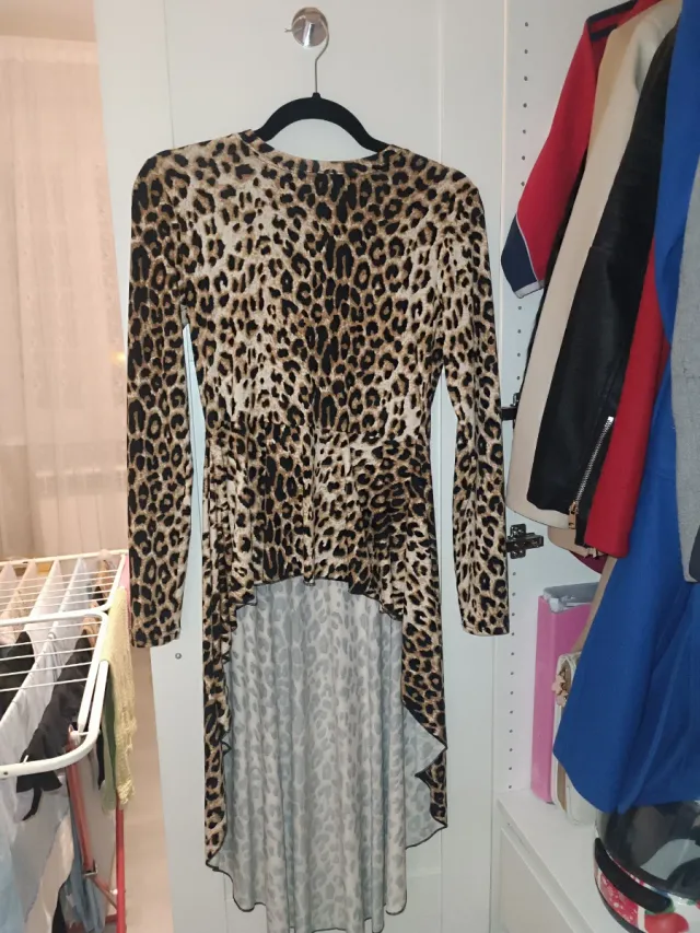 Camiseta animal print manga larga. 