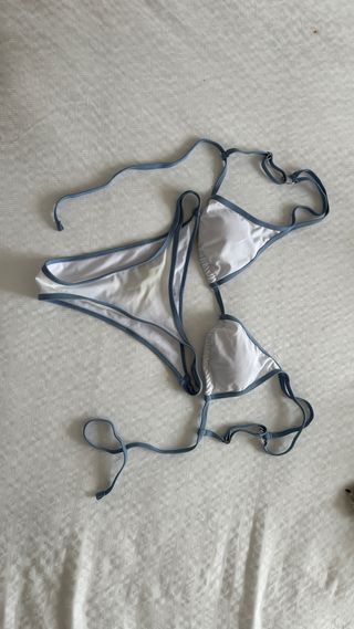 Bikini blanco con borde celeste