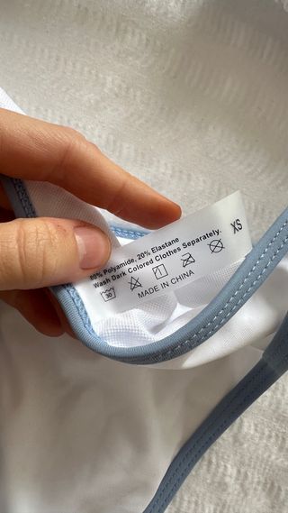 Bikini blanco con borde celeste