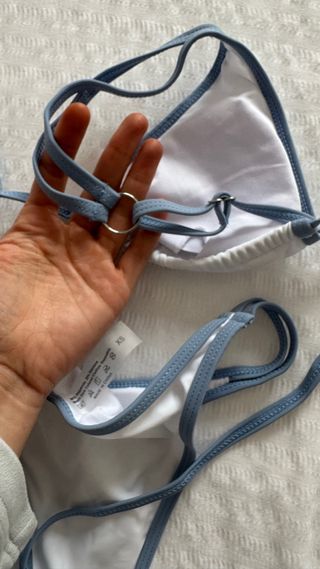 Bikini blanco con borde celeste